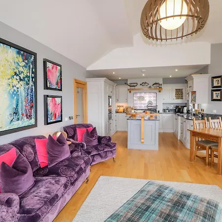 Up The Hill Holiday home Downings